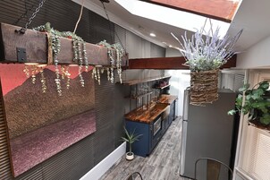 Refrigerador con freezer, microondas, placa de cocina, tostadora