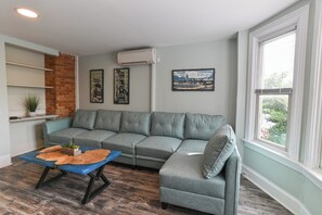Loft, 1 quarto, vista para a cidade | Área de estar | Smart TV 50 polegadas com canais digitais, lareira, Netflix