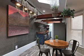 In-room dining - BurgBnB Downtown (Harrisburg)