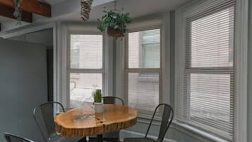 Loft, 1 Bedroom, City View | In-room dining