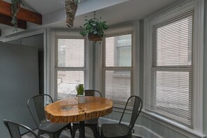 Loft, 1 chambre, vue ville | Restauration dans la chambre