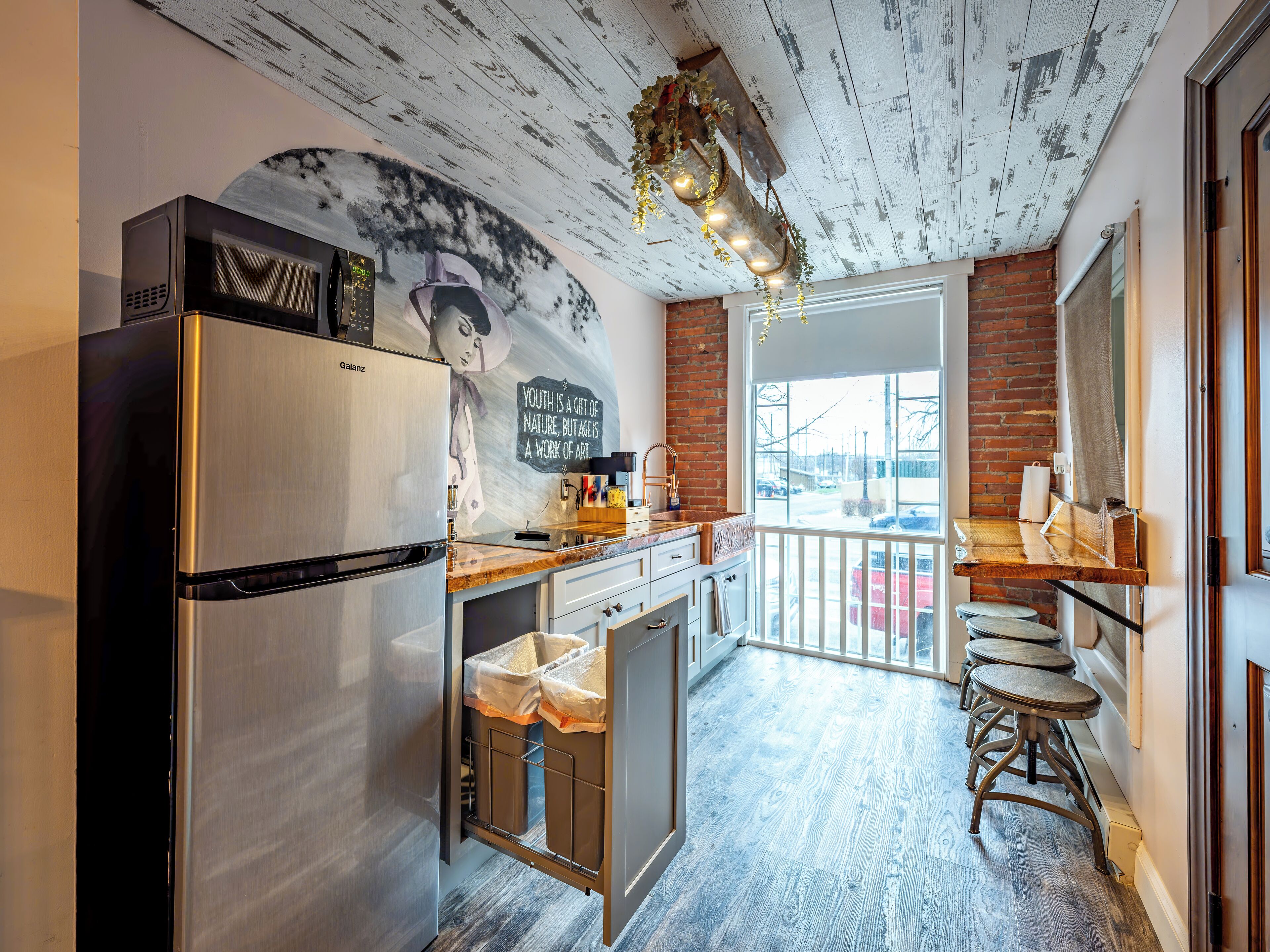 Loft, 1 kamar tidur, pemandangan kota | Dapur pribadi | Lemari es besar, microwave, kompor, dan pemanggang roti