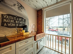 Loft, 1 chambre, vue ville | Cuisine privée | Grand réfrigérateur, micro-ondes, plaque de cuisson, grille-pain