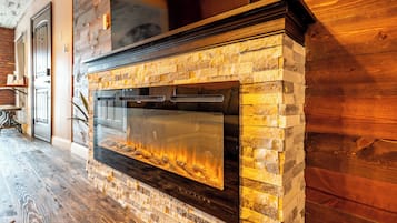 Loft, 1 Schlafzimmer, Stadtblick | Wohnbereich | 50-Zoll-Smart-TV mit Digitalempfang, Kamin, Netflix