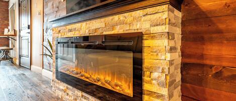 Loft, 1 habitación, vista a la ciudad | Área de sala de estar | Smart TV de 50 pulgadas con canales digitales, chimenea y Netflix