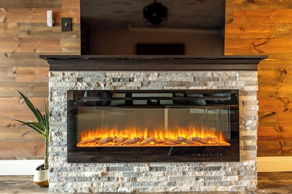 Loft, 1 habitación, vista a la ciudad | Área de sala de estar | Smart TV de 50 pulgadas con canales digitales, chimenea y Netflix
