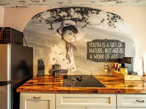 Loft, 1 chambre, vue ville | Cuisine privée | Grand réfrigérateur, micro-ondes, plaque de cuisson, grille-pain