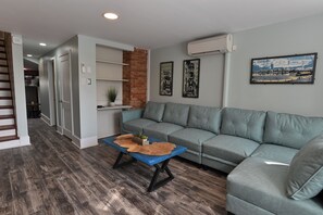 Loft, 1 Bedroom, City View | Living area