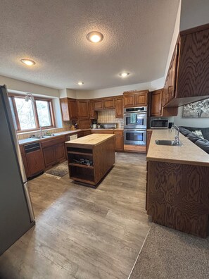 Frigorifero, microonde, forno, piano cottura