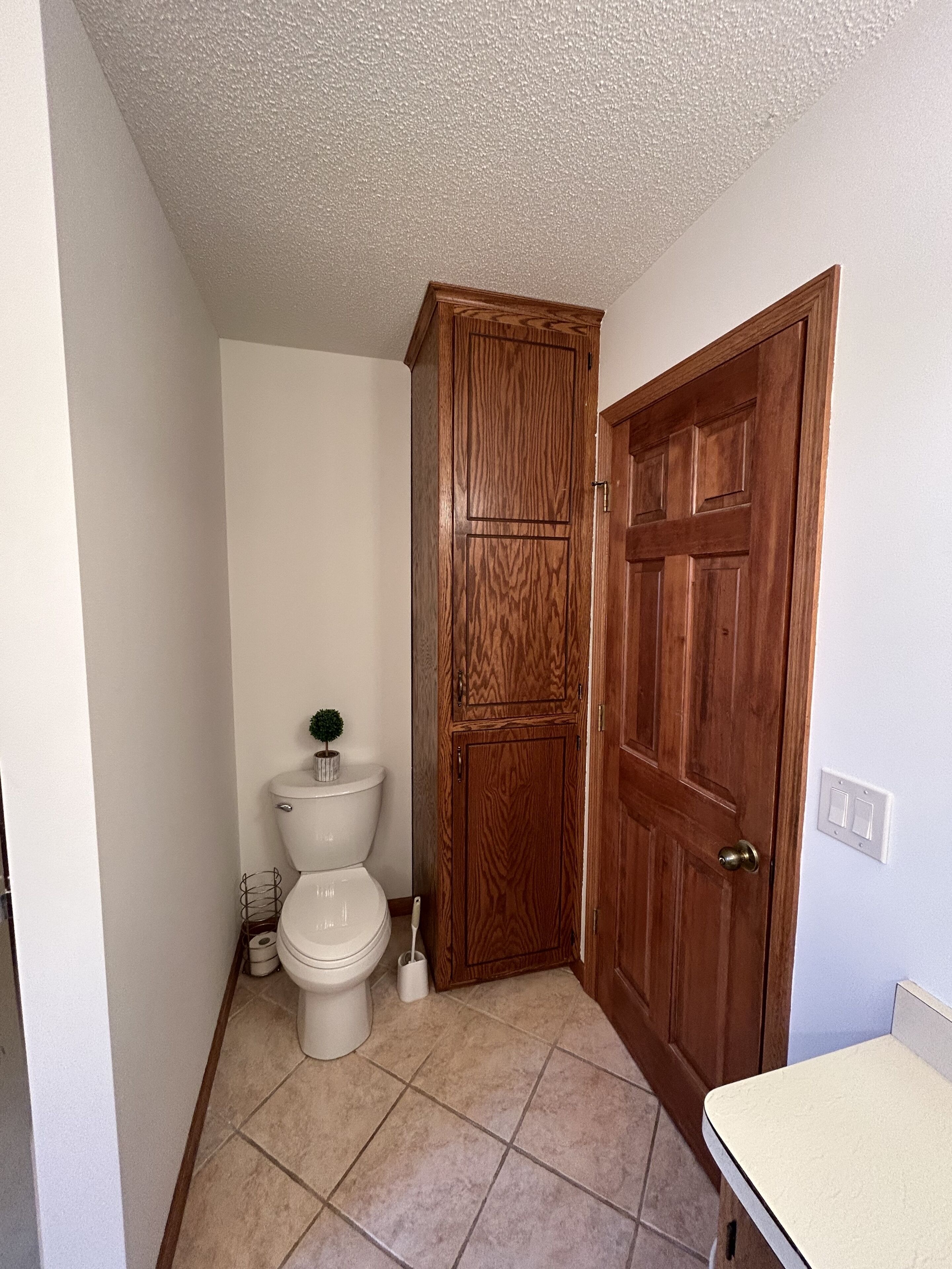 Charming 5 bedroom, 3 bath , 16 guest Lakefront House 