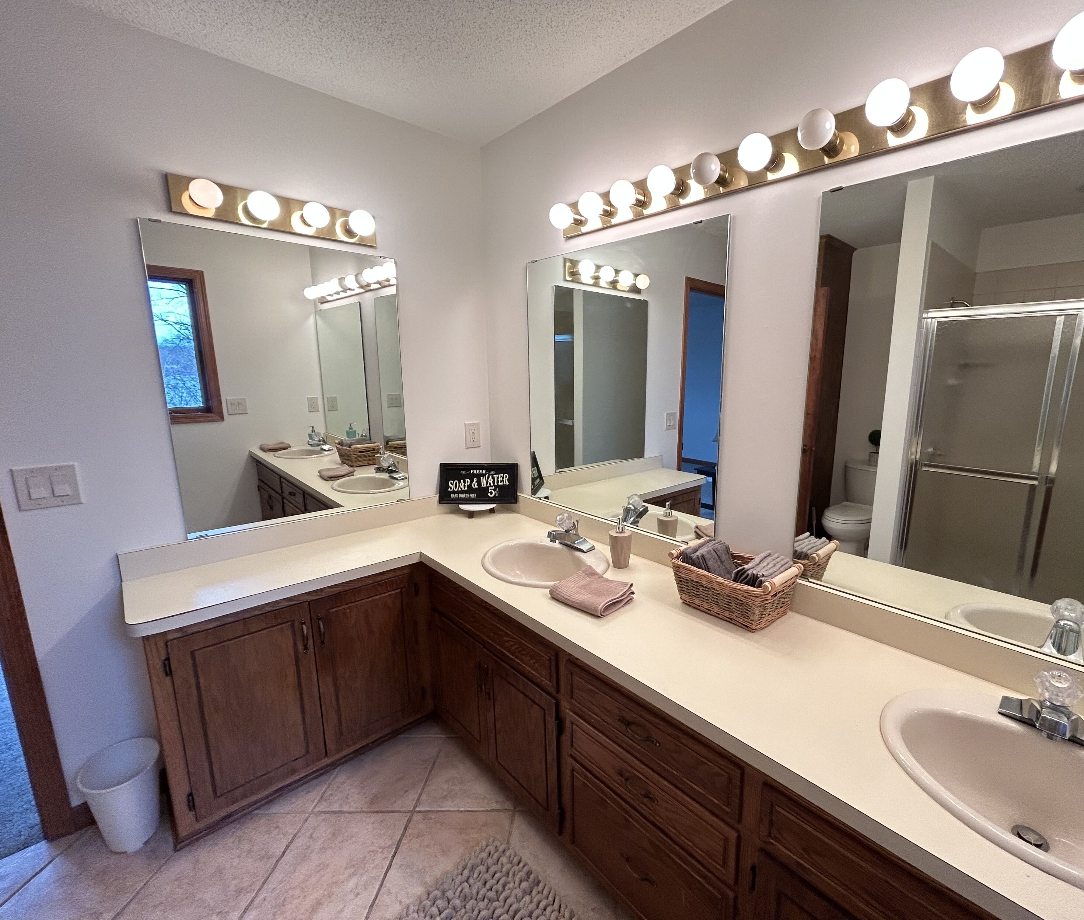 Charming 5 bedroom, 3 bath , 16 guest Lakefront House 