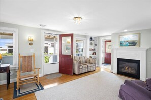 Een smart-tv, een open haard en een stereo