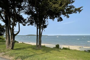 En la playa y toallas de playa 