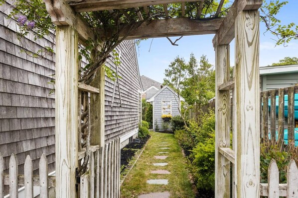 Property grounds - Expansive Cape Cod Retreat in Wareham: Modern Amenities and Traditional Charm with Private Courtyard (Wareham)