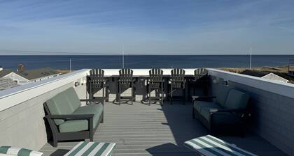 Enjoy stunning views in huge Sagamore Beach house with roof deck - perfect for the whole family!