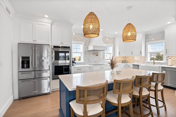 Fridge, microwave, oven, stovetop - Enjoy stunning views in huge Sagamore Beach house with roof deck - perfect for the whole family! (Sandwich)