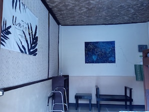 Quarto triplo básico, vista para o jardim | 1 quarto, roupa de cama