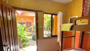 Habitación triple básica, vistas al jardín | Ropa de cama