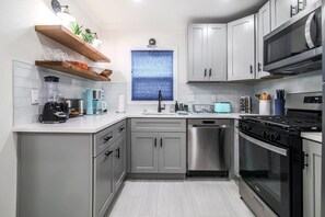 Private kitchen - Adorable East Austin Cottage close to Everything downtown  (Austin)
