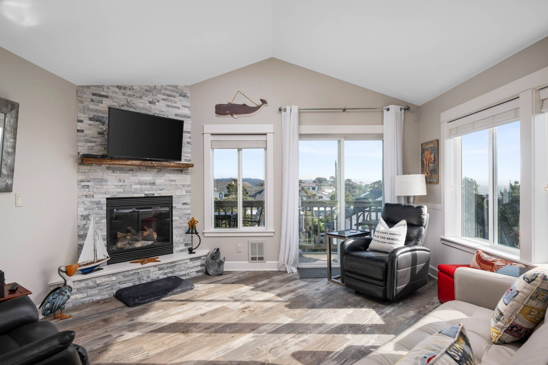 Fantastic Ocean Views, One Block to Beach, Pet Friendly, En-Suite Bathrooms, Two Miles to Casino