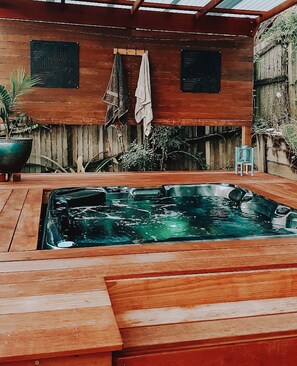 Outdoor spa tub