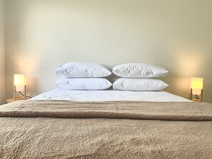 4 makuuhuonetta, työpöytä, silitysrauta/-lauta, ilmainen Wi-Fi
