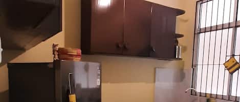 Réfrigérateur, micro-ondes, plaque de cuisson, bouilloire électrique