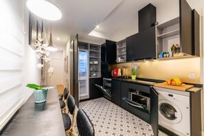 Microondas, lavavajillas y comedor 