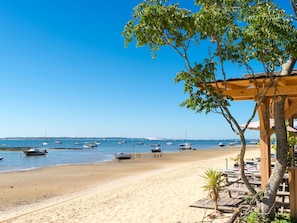 A beach with boats, a wooden structure, and a clear sky. - Lovely apartment for 4 people with WIFI, A/C, TV and terrace (Arcachon)
