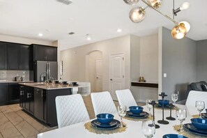 Dining - Minutes to Theme Parks, Stocked Kitchen, Fast Wifi, Family Friendly (Kissimmee)