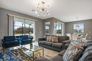 Smart TV, video games - Minutes to Theme Parks, Stocked Kitchen, Fast Wifi, Family Friendly (Kissimmee)