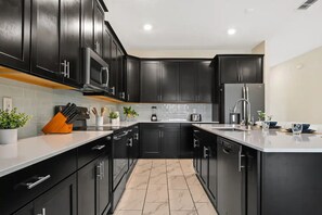 Fridge, microwave, oven, stovetop - Minutes to Theme Parks, Stocked Kitchen, Fast Wifi, Family Friendly (Kissimmee)