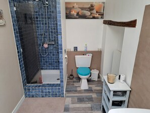 Dusche, Haartrockner, Handtücher, Toilettenpapier