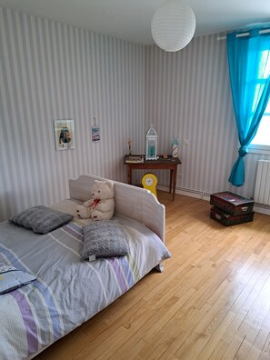 5 Schlafzimmer, Schreibtisch, Bügeleisen/Bügelbrett, kostenloses WLAN