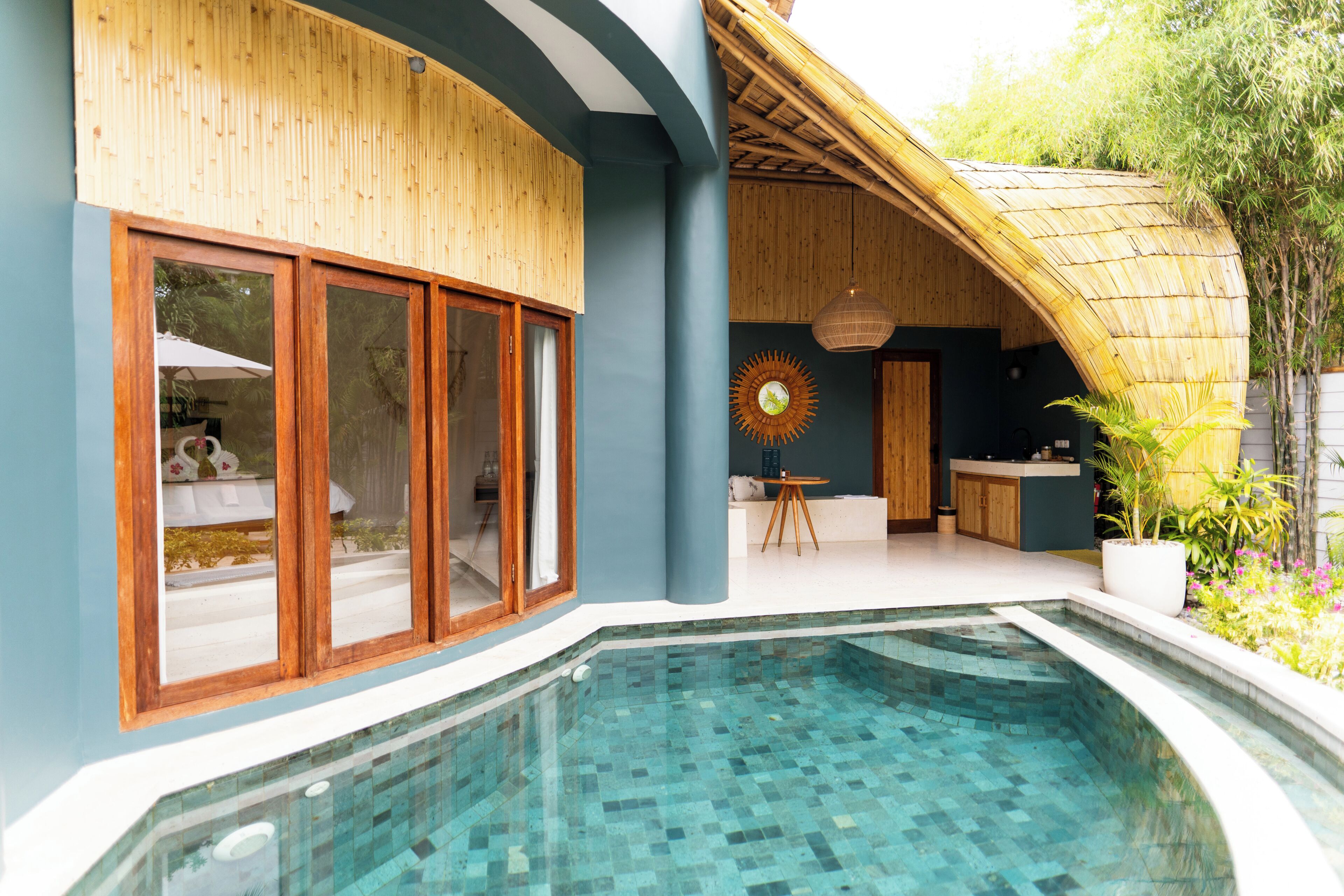 8 piscinas al aire libre, sombrillas, sillones reclinables de piscina