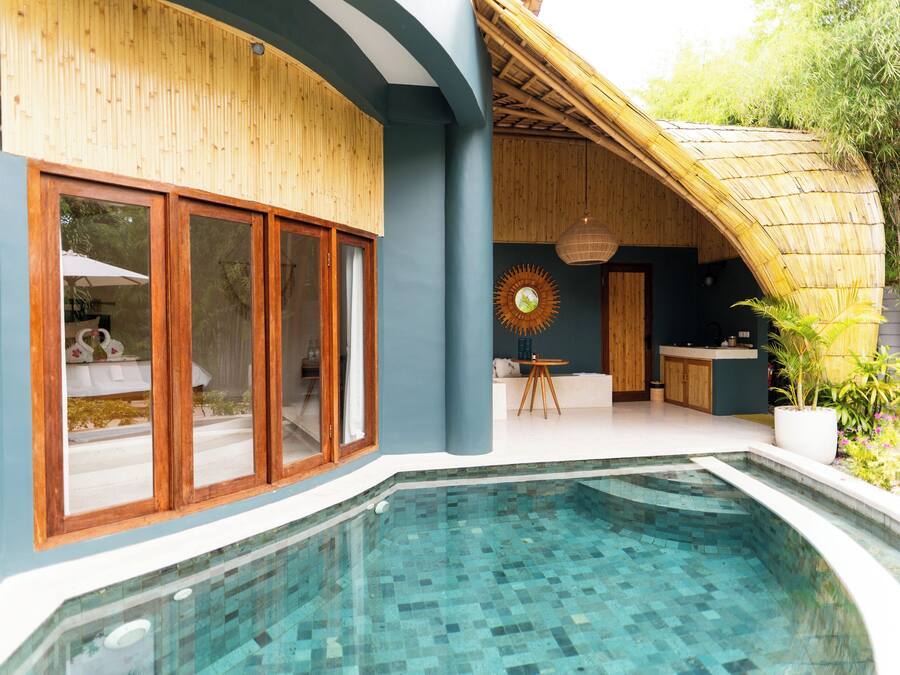 8 piscinas al aire libre, sombrillas, sillones reclinables de piscina