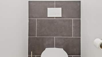 Deluxe Suite | Bathroom | Bathtub, hair dryer, towels, soap