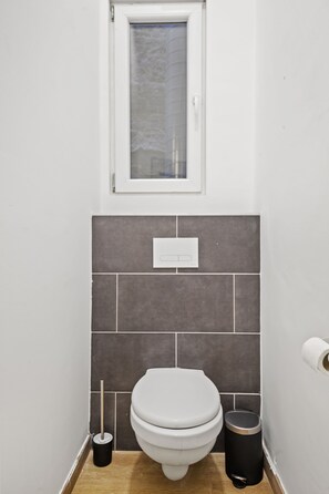 Deluxe Suite | Bathroom | Bathtub, hair dryer, towels, soap
