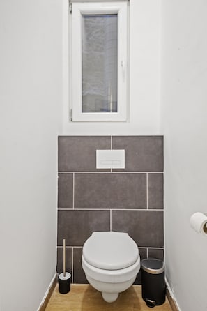Deluxe Suite | Bathroom | Bathtub, hair dryer, towels, soap