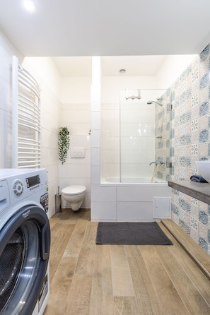 Appartement Deluxe | Salle de bain | Baignoire, séchoir à cheveux, serviettes fournies, savon