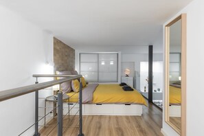 1 غرفة نوم وأغطية فراش متميزة ومكواة/لوح كي وأسرّة أطفال/رضّع