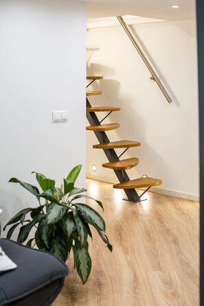 1 غرفة نوم وأغطية فراش متميزة ومكواة/لوح كي وأسرّة أطفال/رضّع