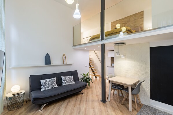 1 غرفة نوم وأغطية فراش متميزة ومكواة/لوح كي وأسرّة أطفال/رضّع