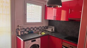 Jääkaappi, mikroaaltouuni, uuni, liesi