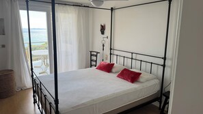 2 makuuhuonetta, tallelokero huoneessa, työpöytä, silitysrauta/-lauta