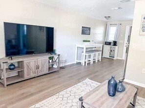 TV, offices - Charming Duplex in Zephyrhills! 🌴 (Zephyrhills)