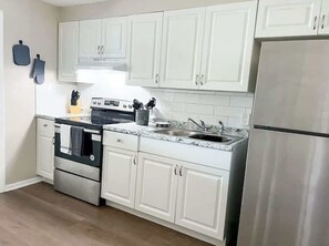 冷蔵庫、電子レンジ、オーブン、コンロ