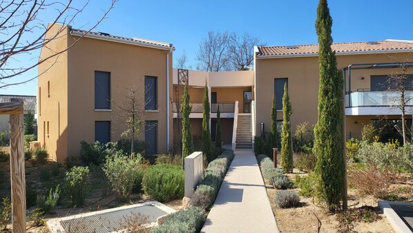 المنشأة من الخارج