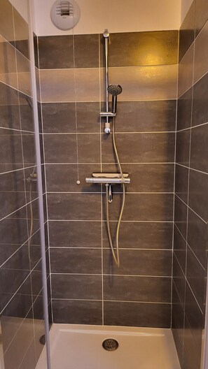 Shower, hair dryer, towels - Duplex Terrasse Parking (Éguilles)