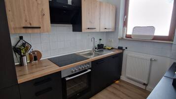 Een koelkast, een oven, een kookplaat, een vaatwasser